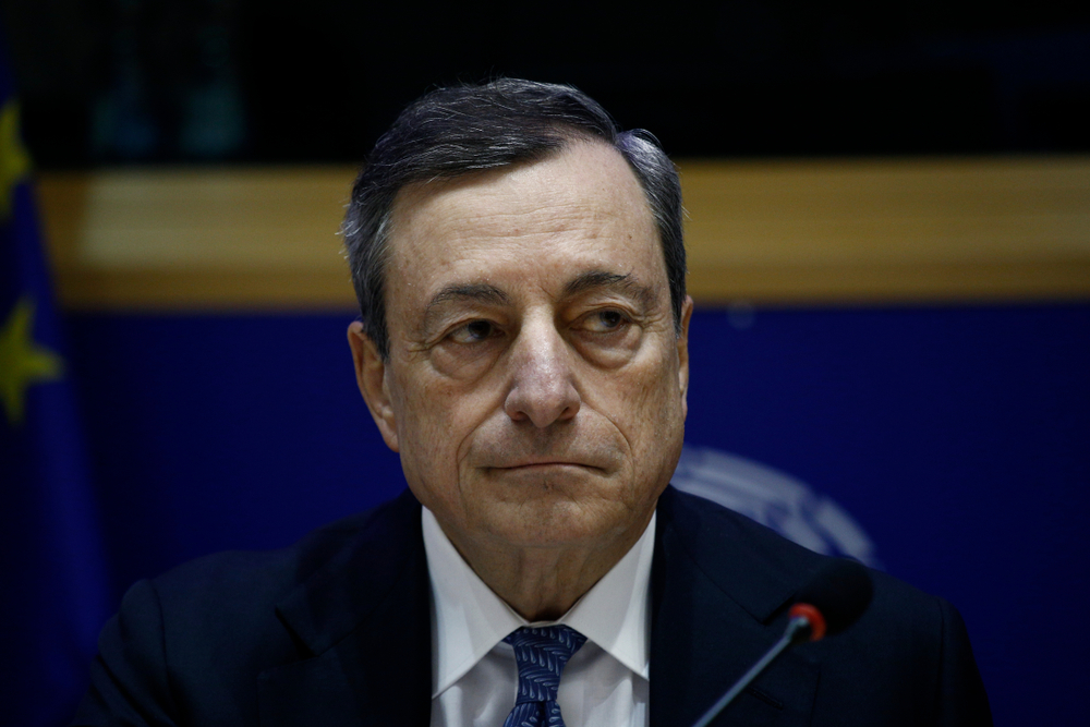 Draghi in Parlamento, governo appeso a un filo. Ringrazia gli “eroi della pandemia”
