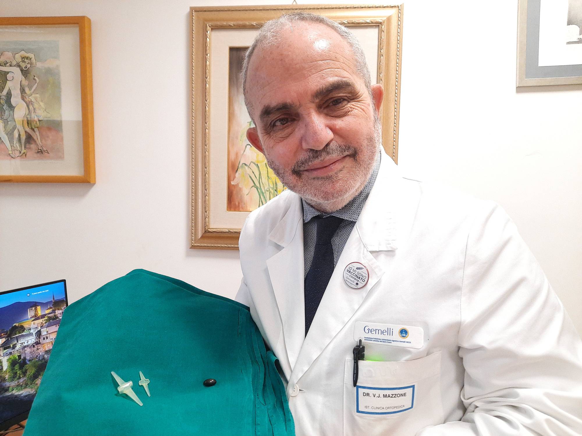 Protesi, Mazzone (chirurgo della mano): «Un bastoncino di silicone contro artrite, traumi e malformazioni delle dita»