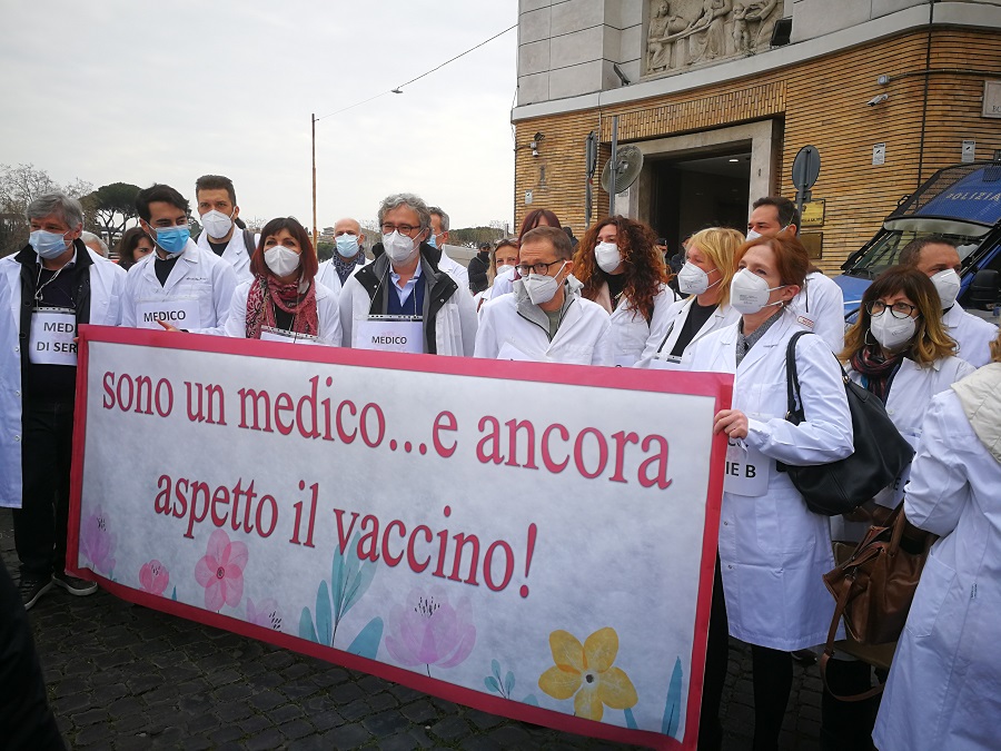 Sit-in al Ministero della Salute di medici e odontoiatri libero professionisti: «Noi ancora senza vaccino»