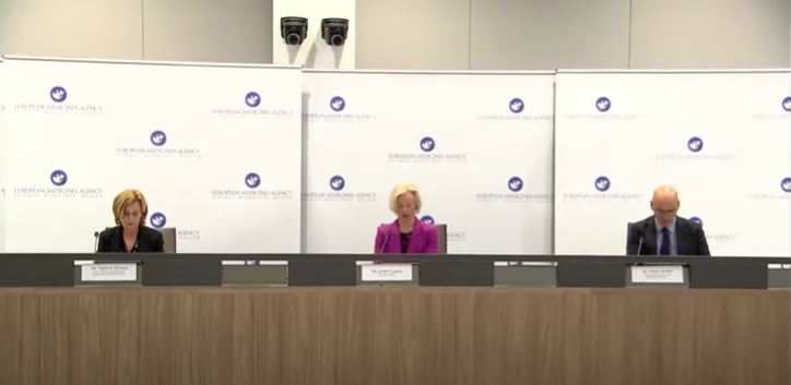 AstraZeneca, il verdetto dell’Ema: «Trombosi raro effetto collaterale ma benefici superano i rischi»