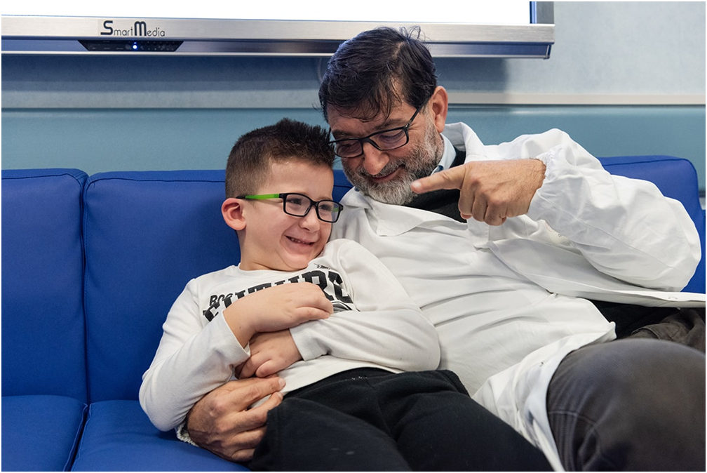 «Un supereroe ti ha salvato dalle grinfie di un drago»: così l’amore di una mamma trasforma il dolore in magia