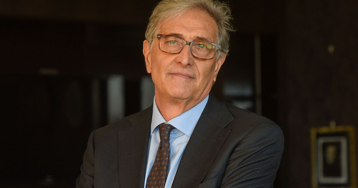 «Perché si è deciso di somministrare AstraZeneca solo agli over 60. Mix di vaccini? Potrebbe funzionare anche meglio»