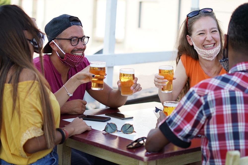 Il vaccino con birra in omaggio. Ecco come nel mondo si convincono i più scettici