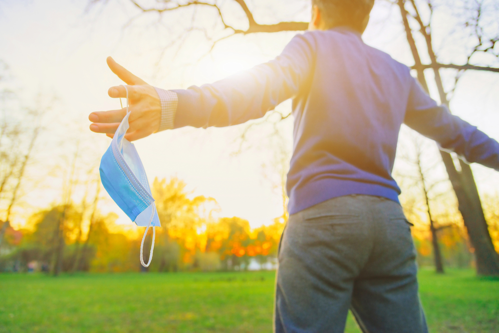 Vaccini ai più giovani, riaperture e addio alle mascherine all’aperto: cosa ci aspetta in estate