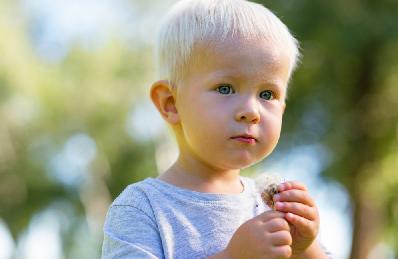 Giornata dell’Albinismo, gli specialisti del Bambino Gesù: “Non esiste cura. Proteggere cute e occhi dalla luce solare”