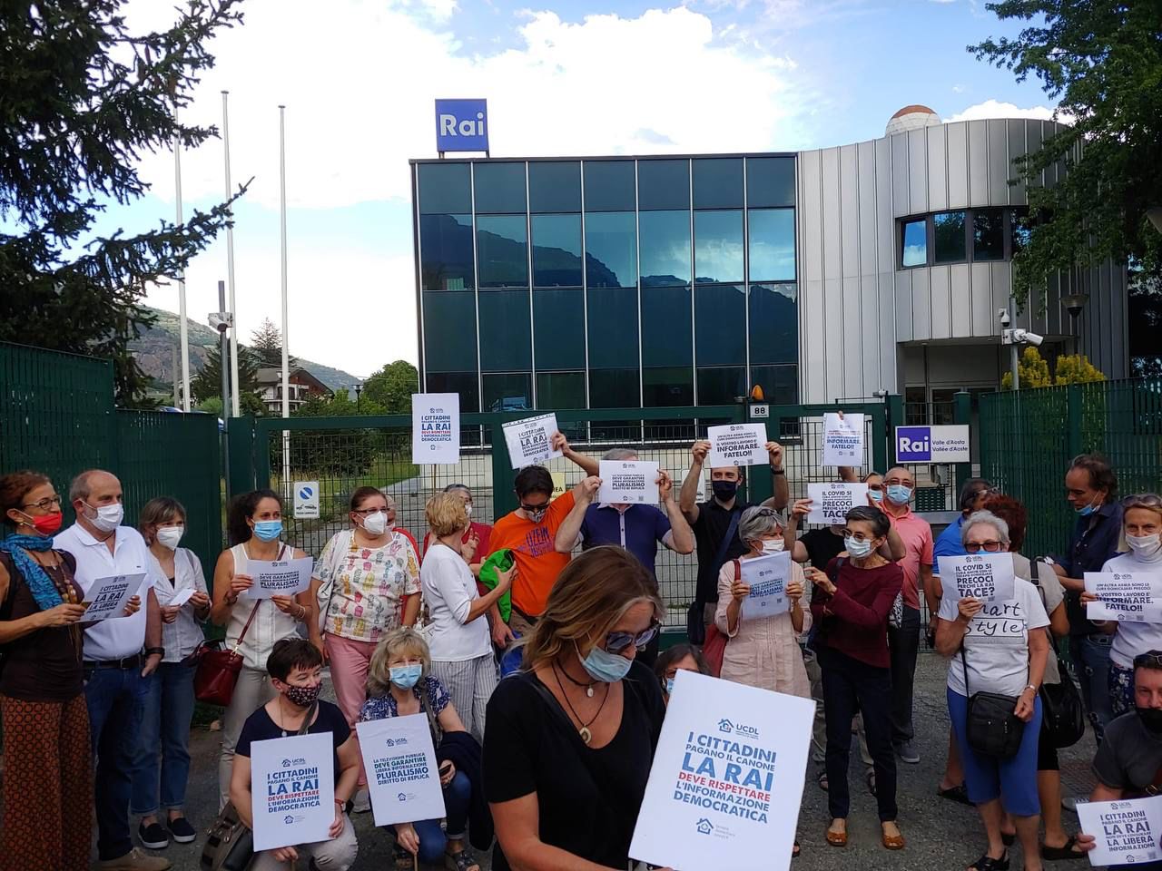 Sit in dell’Unione per le cure, i diritti e le libertà davanti alle sedi RAI: «Oscurate battaglie sulle cure precoci Covid»