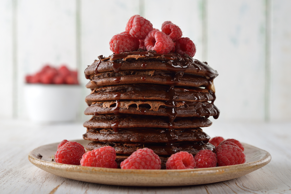 Il pancake al cacao e lamponi