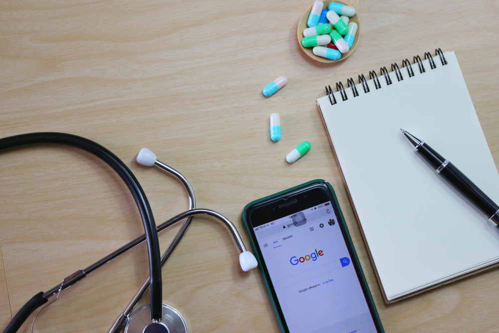 Dottor Google ha complicato il rapporto tra medici e pazienti: «Impossibile scardinare convinzioni lette online»
