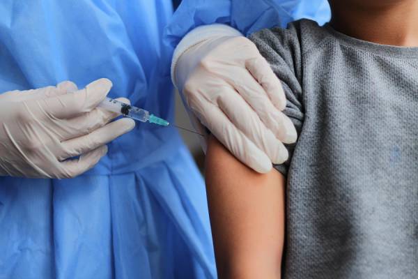Covid, Report Gimbe: «Aumentano casi e ricoveri. Crollano i nuovi vaccinati»
