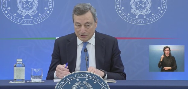Omicron e Natale, Draghi: «Valutiamo mascherine all’aperto, FFP2 al chiuso e tampone per i vaccinati»
