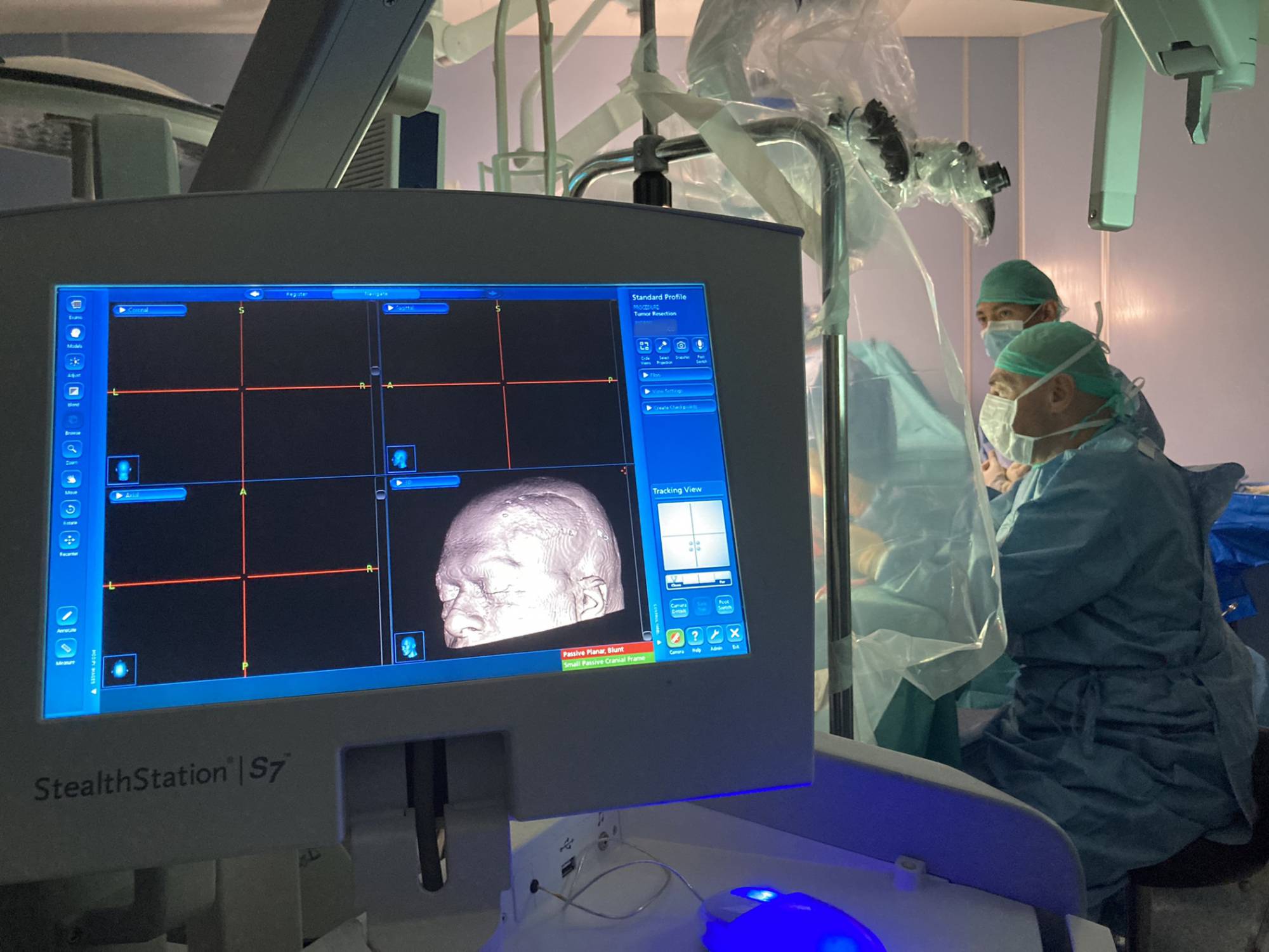 Suona Jingle Bells in sala operatoria mentre il neurochirurgo gli asporta un tumore cerebrale