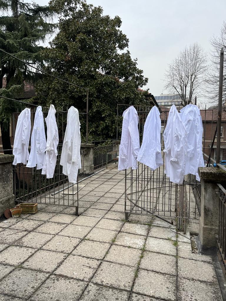 Da nord a sud, i ricercatori precari della sanità appendono i camici per protesta: «Stop al precariato»