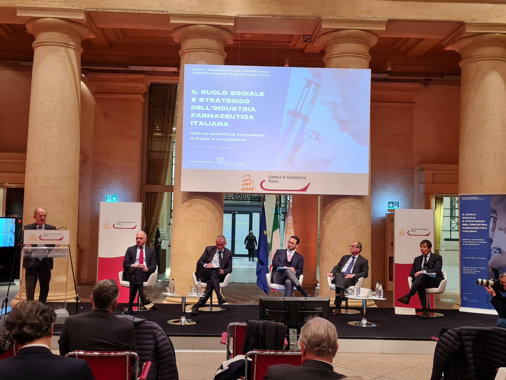 Le FAB13 dell’industria farmaceutica italiana a confronto. Giorgetti: «Al lavoro per creare poli nazionali per lo sviluppo di nuovi farmaci»