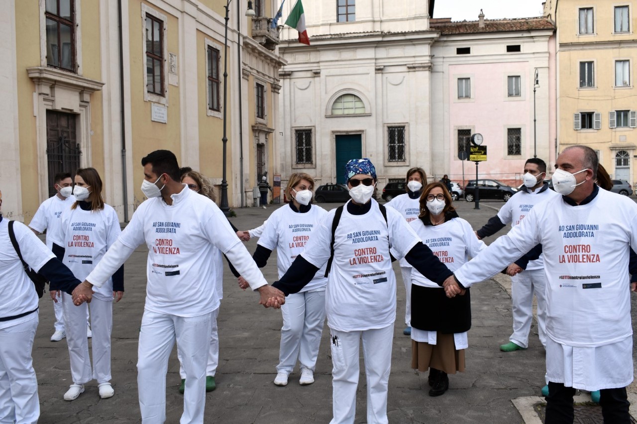 Giornata violenza operatori sanitari: flash mob dell’ospedale San Giovanni Addolorata di Roma