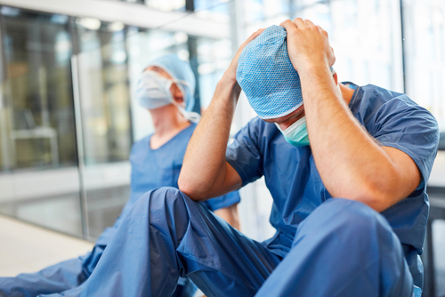 Allarme burnout, in Lombardia più di 7 medici su 10 con stress cronico