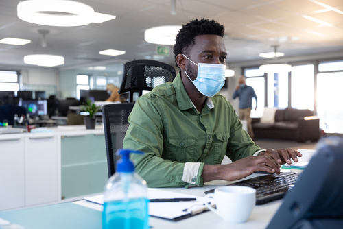 Mascherine al chiuso: nella diatriba tra il sì e il no il pericolo è (continuare a) utilizzarle male