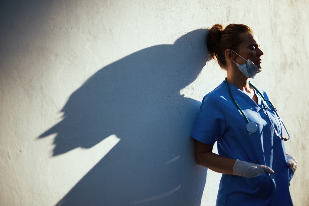 Infermieri, primo rapporto sulle violenze: 125mila casi sommersi in un anno, 75% contro donne