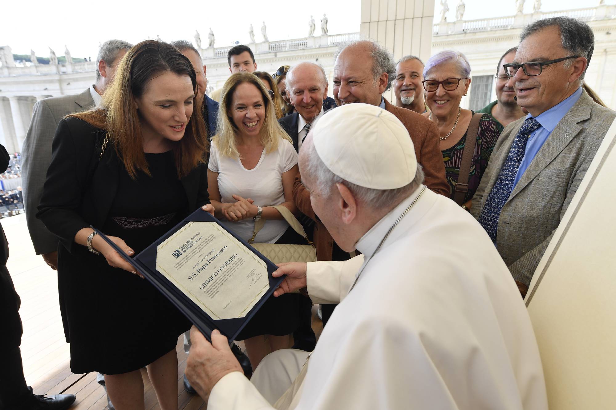 Papa Francesco “Chimico onorario”, la pergamena conferita dalla Federazione Nazionale degli Ordini dei Chimici e dei Fisici
