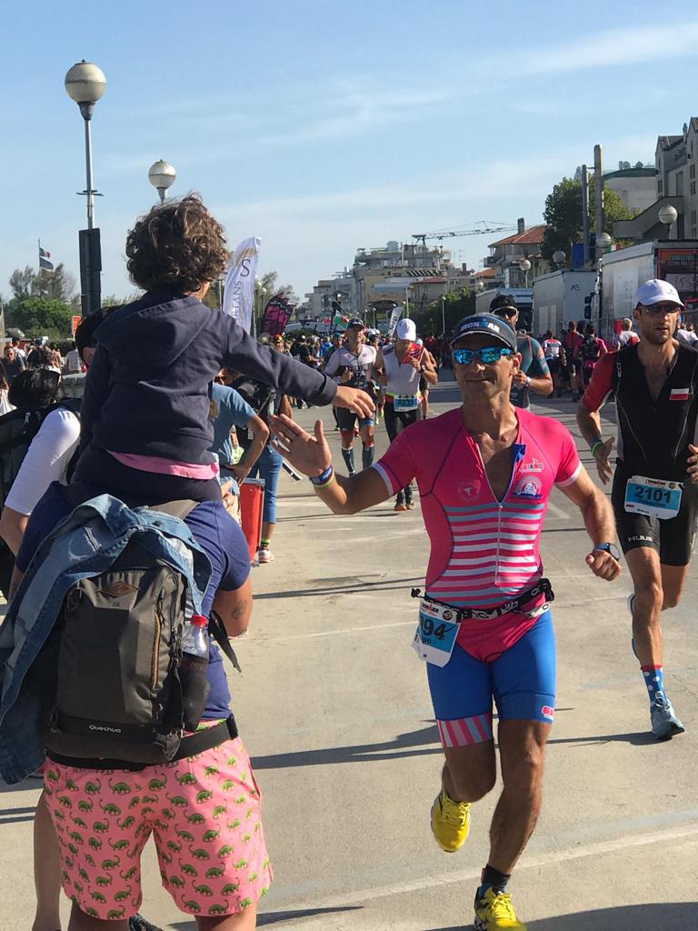 Papà Filippo si trasforma in Irondad per curare la sua bambina dal neuroblastoma