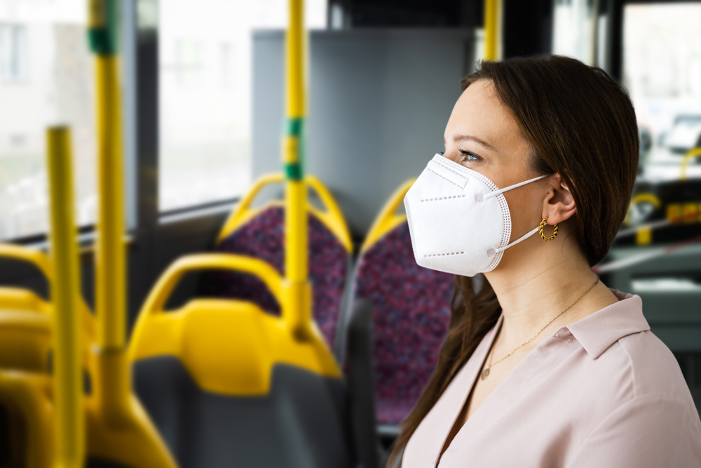 Infezioni respiratorie. Ecdc: “Covid è predominante. Influenza e RSV co-circolano di meno ma con tendenza in aumento. Raccomandare mascherine in spazi affollati”