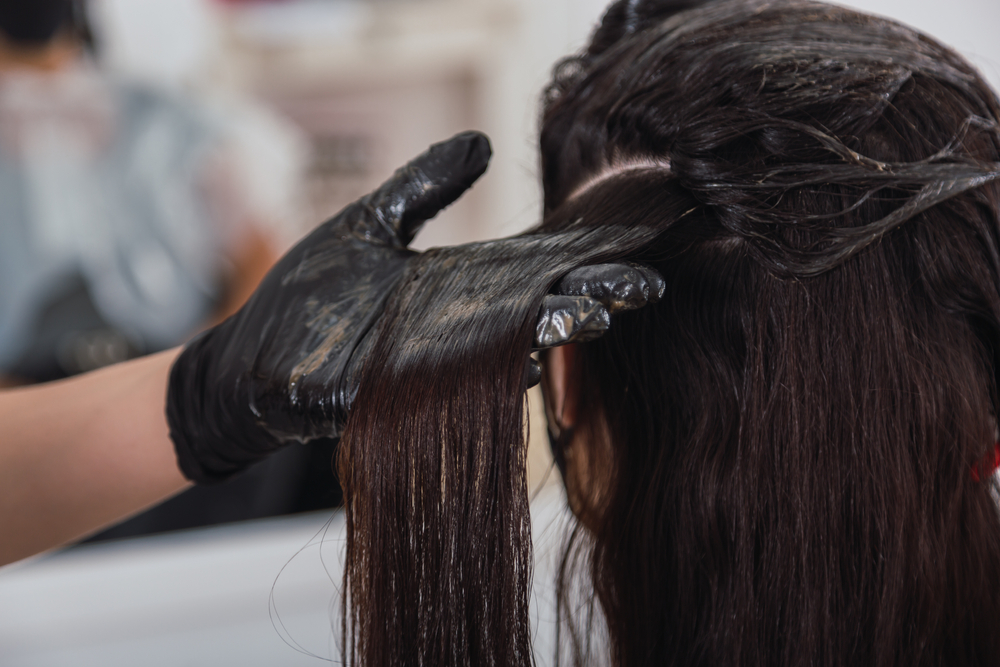 I prodotti per stirare i capelli raddoppiano il rischio di cancro all’utero