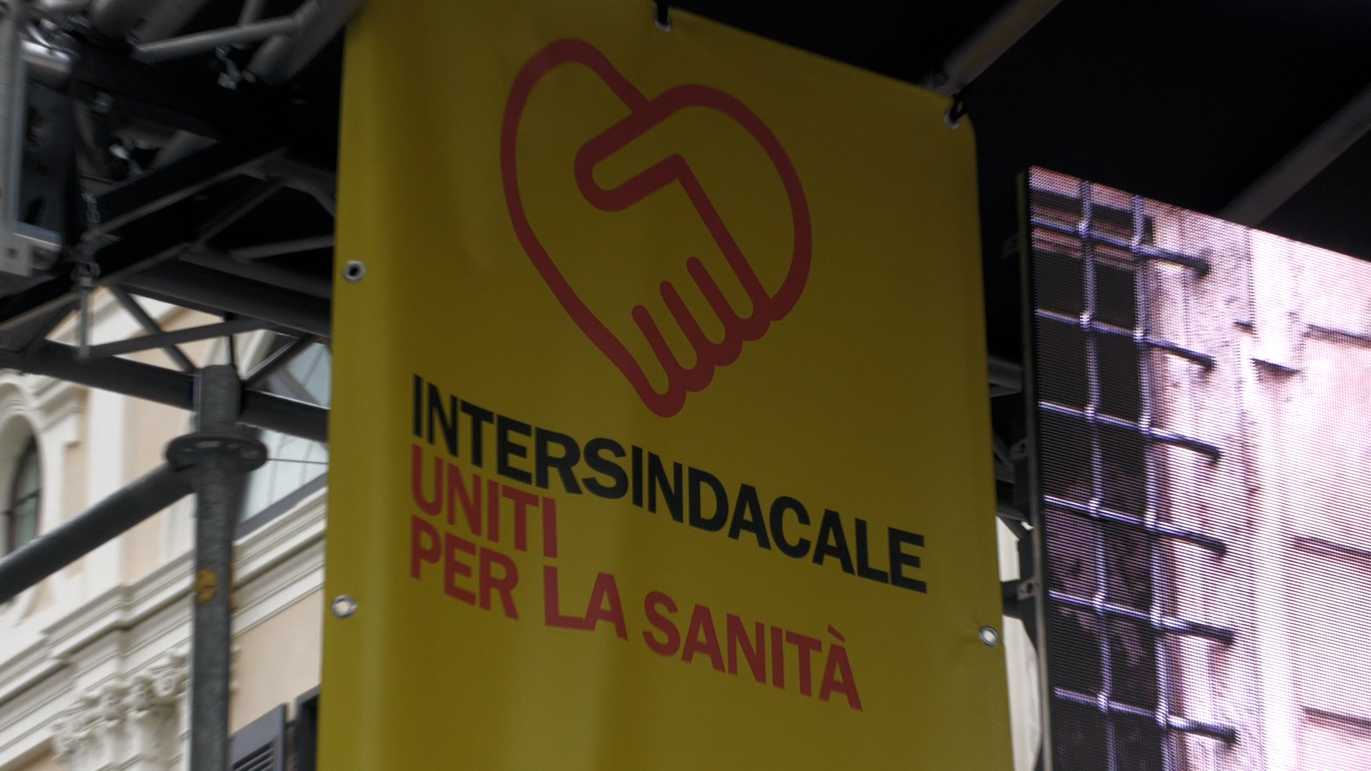 «Diritto alle cure a rischio senza personale», le richieste dei medici in piazza a Roma. E Schillaci convoca i sindacati