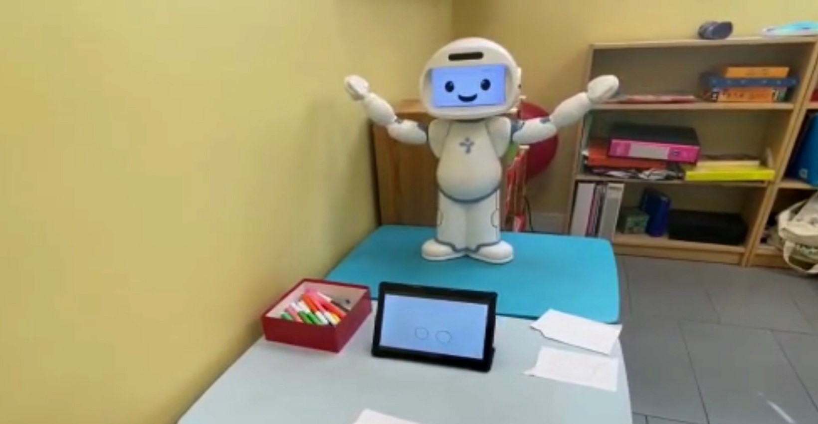 Autismo, QT robot: l’umanoide che aiuta i bambini a comunicare ed esprimere emozioni