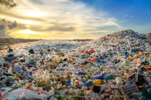 Plastica ovunque, anche nelle urine. Lo studio italiano