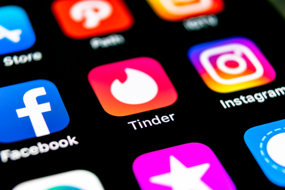 Tinder: il primo appuntamento è alcol free. Ecco tutte le tendenze del 2022