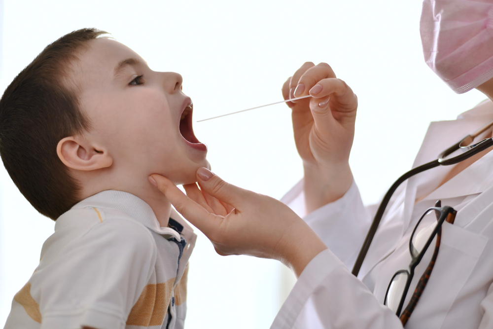 Scarlattina: nel 2023 +2.000% di test rapidi per lo streptococco. Il pediatra: «No ad uso inappropriato dell’antibiotico»