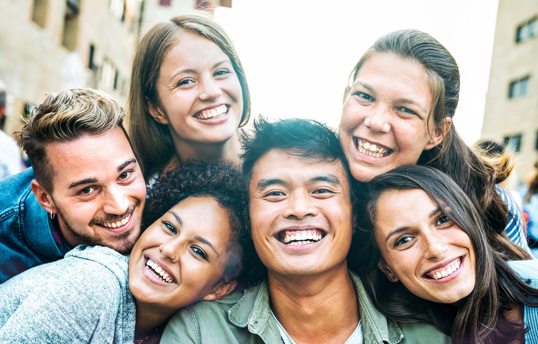 Giornata della felicità: troppi soldi o troppo pochi rendono infelici. Lo dice uno studio e indica le soglie giuste…