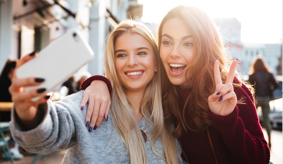 Social: gli adolescenti “giocano” con i selfie ma possono farsi male. Psicologi: rischio aumento ansia e vulnerabilità