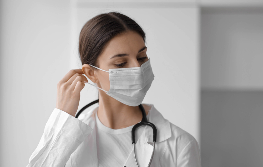 Obbligo mascherina in ospedale via tra due settimane? Scienziati divisi, nuovo studio inglese: «Benefici modesti»