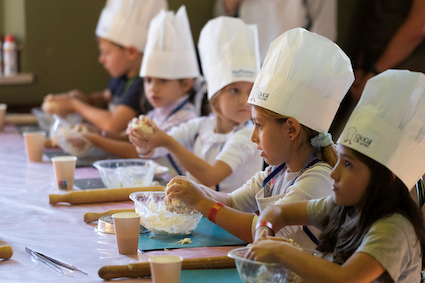 “Cuochi per un giorno”: settemila bambini in cucina insieme agli chef stellati per imparare le regole del mangiar sano