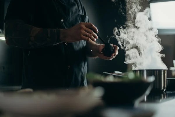 Natale è il giorno del picco d’inquinamento indoor, gli scienziati: “Aprite le finestre delle vostre cucine”