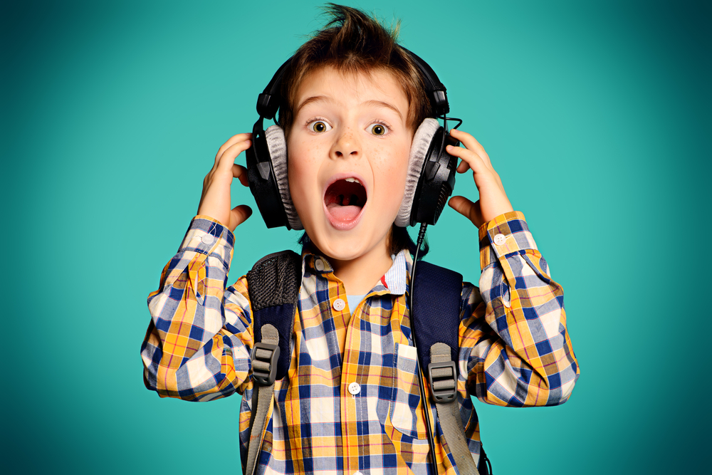 L’udito di adolescenti e bambini è a rischio, colpa di auricolari e cuffie