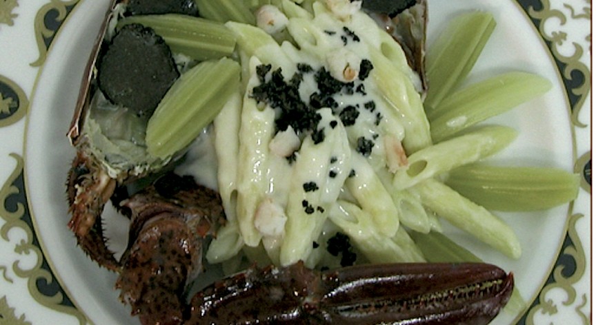 La ricetta delle pennette con fonduta, astice e cardi