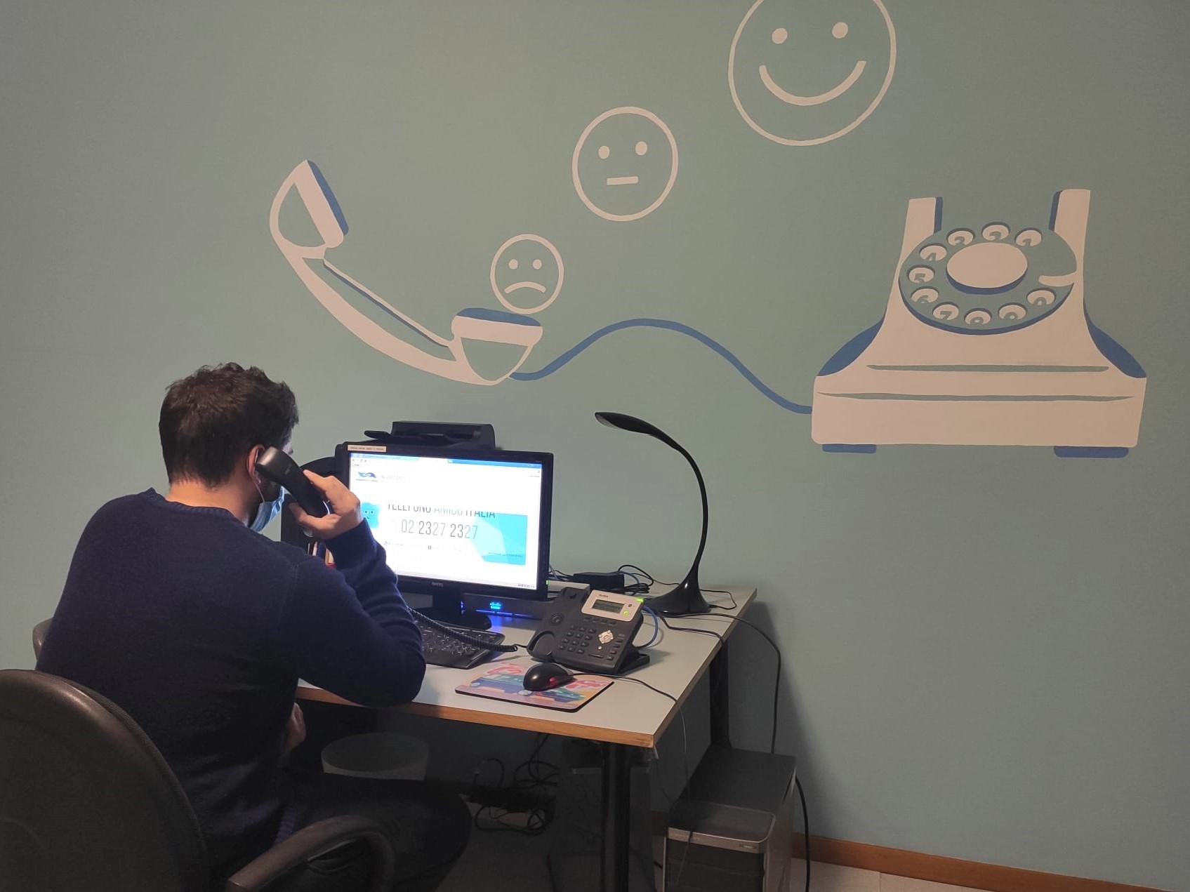 Telefono Amico Italia, nel 2023 oltre 300 richieste di aiuto al giorno: il malessere psicologico è in aumento, ma anche le persone che chiedono aiuto