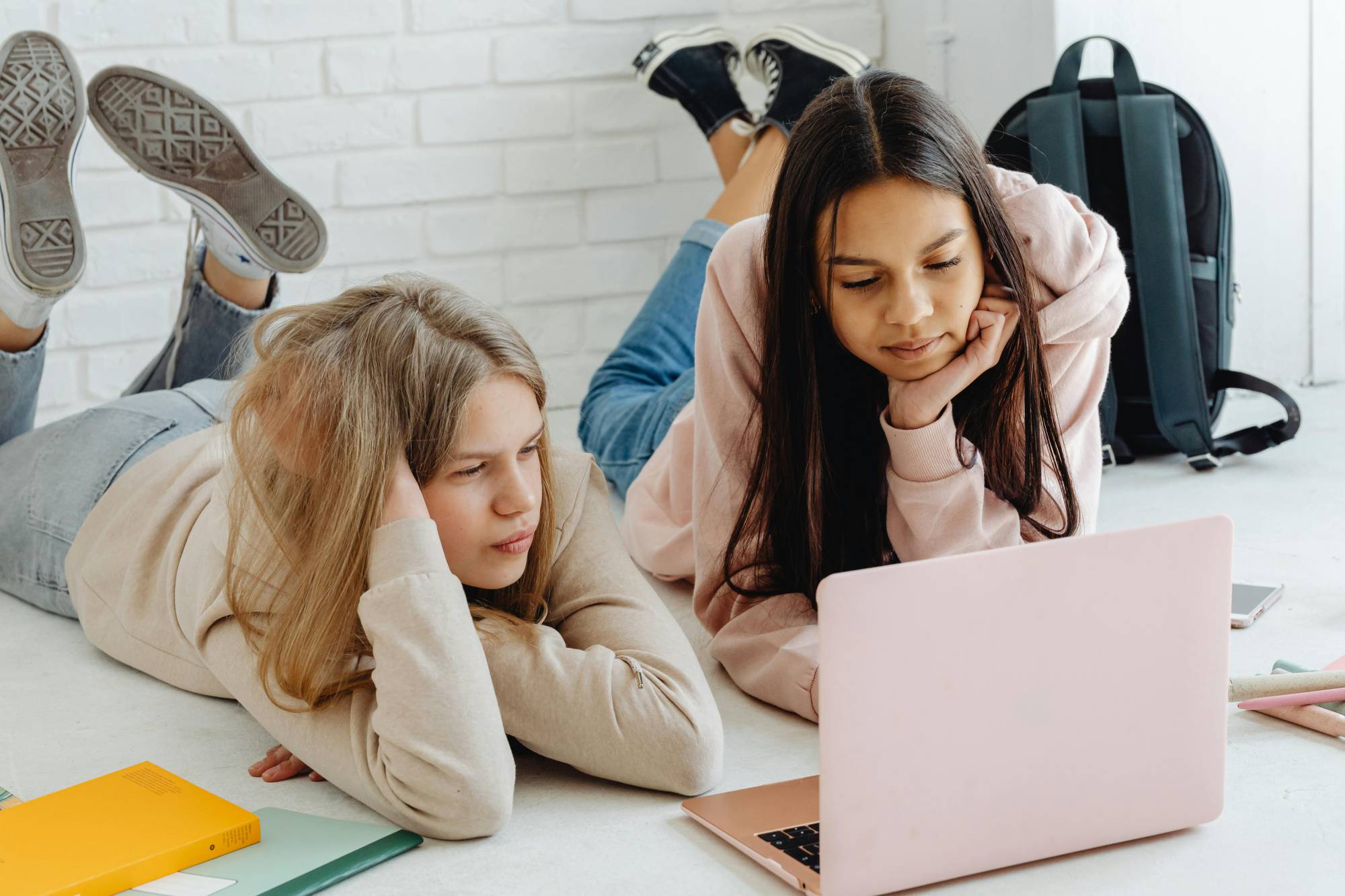 Internet, le ragazze che trascorrono troppo tempo nel mondo virtuale fanno più assenze a scuola