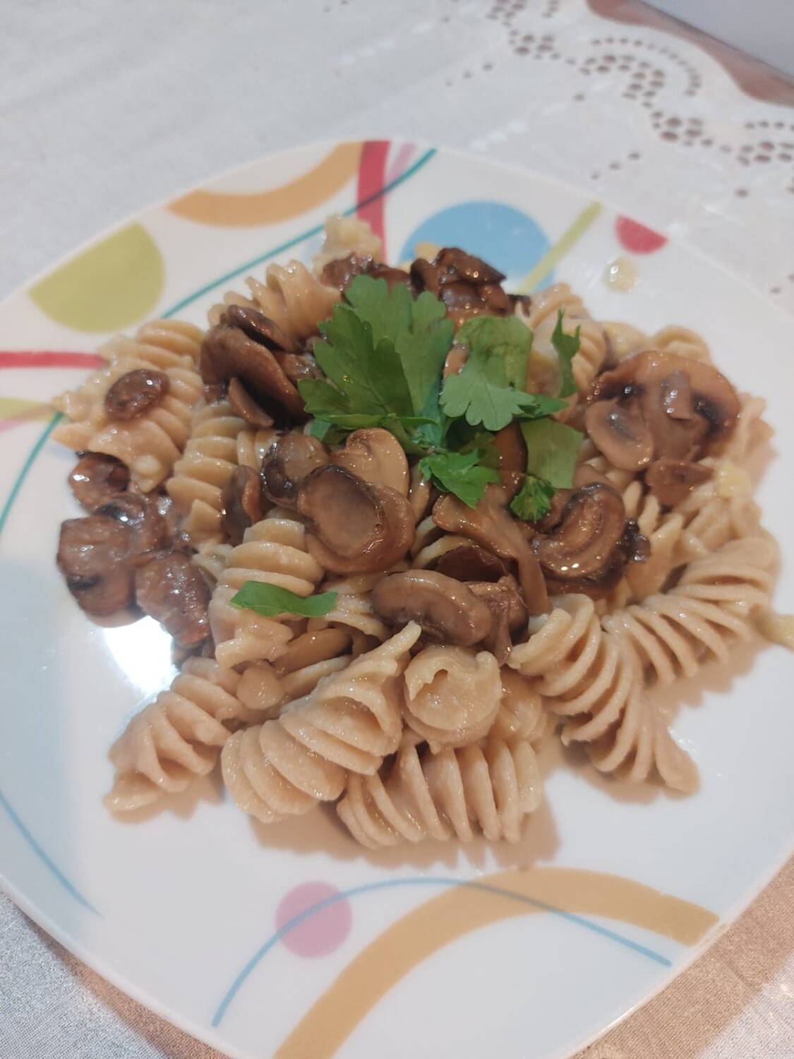 FUSILLI INTEGRALI CON CREMA DI FAVE E FUNGHI