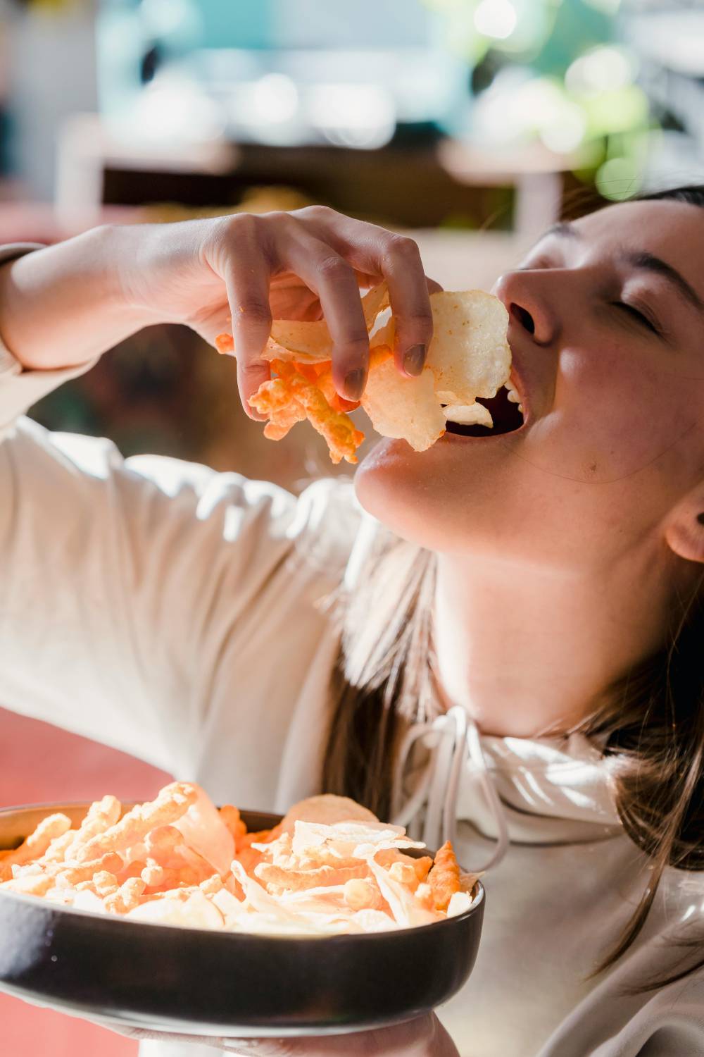 Adolescenti: “Saltano la colazione, fanno poco sport e amano snack salati e bibite gassate”