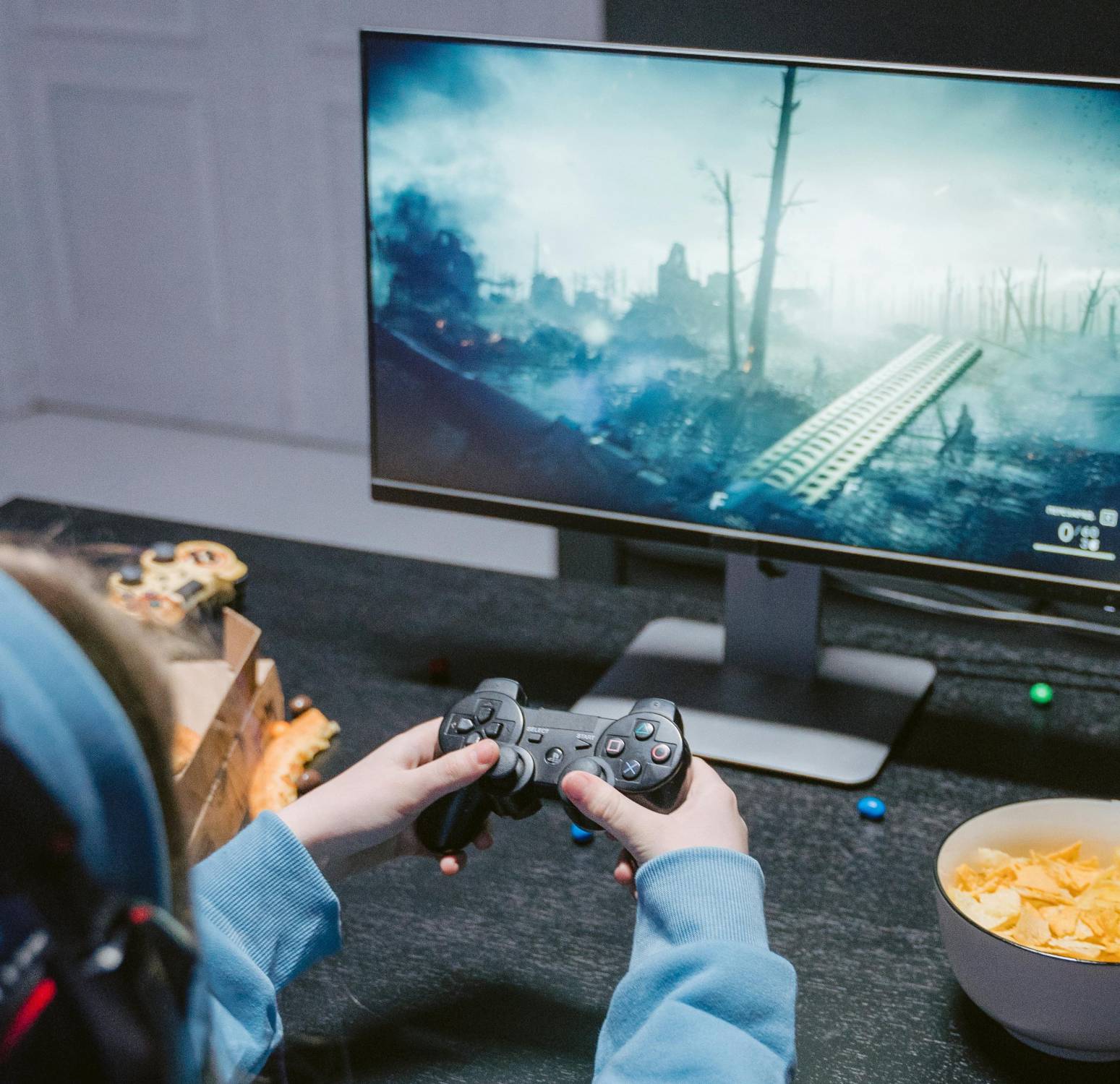 Adolescenti: “Saltano la colazione, fanno poco sport e amano snack salati e bibite gassate”