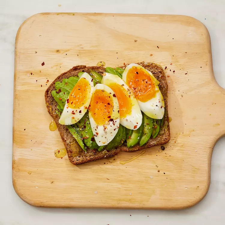 Il toast con avocado e uova morbide