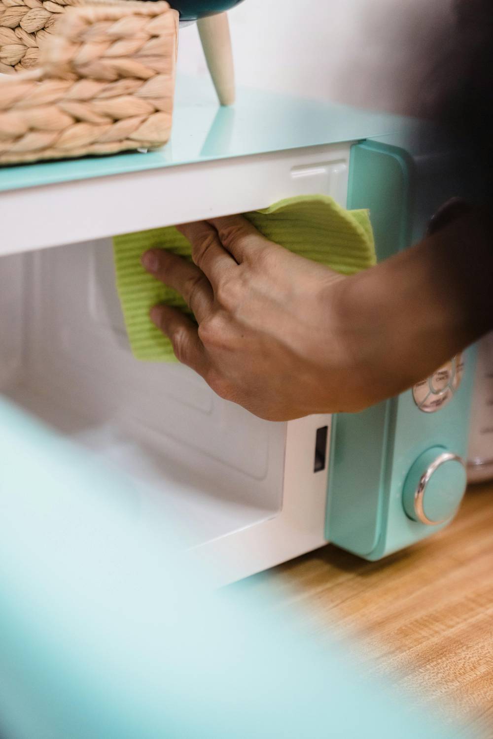 Forno a microonde, attenzione ai batteri: “Ne può contenere fino a 101 ceppi”