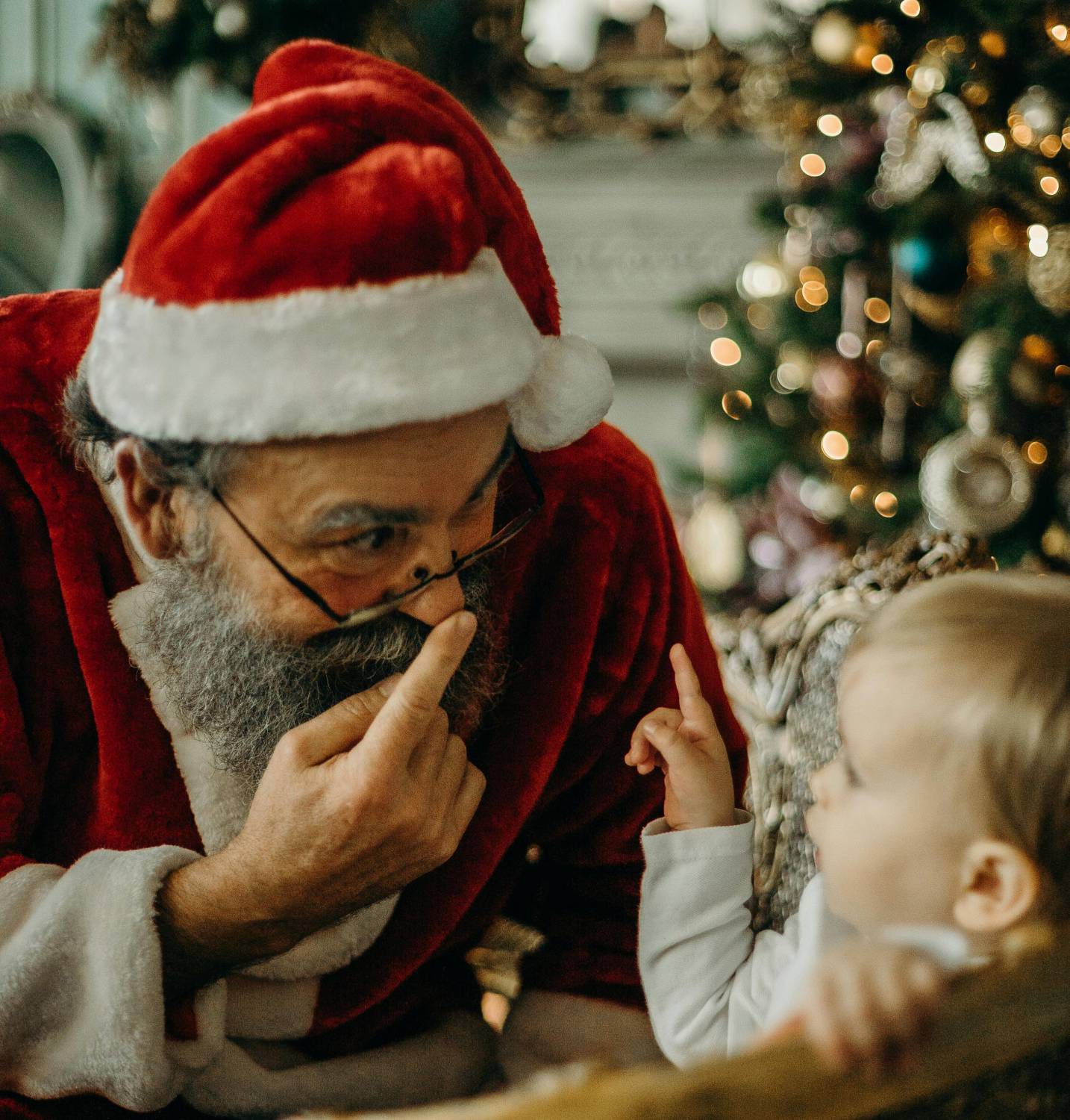 “Se non fai il bravo, Babbo Natale non ti porta i regali”: ecco perché questa frase ha uno scarso valore educativo