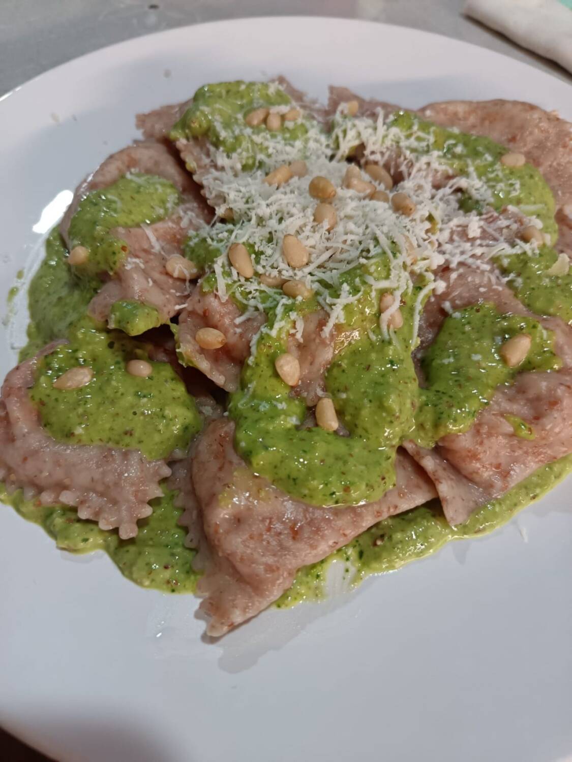 Ravioli di zucca con pesto e rucola