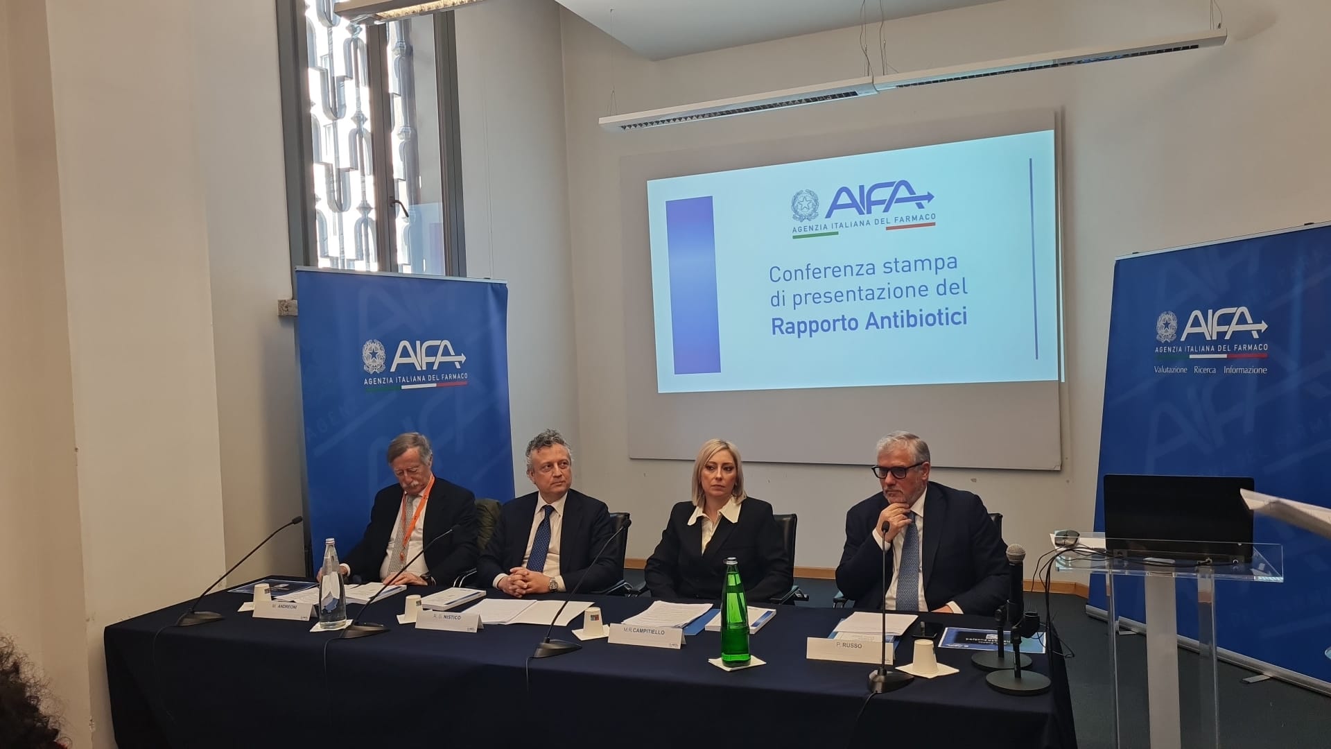 Gli italiani consumano troppi antibiotici. E aumenta la resistenza dei batteri