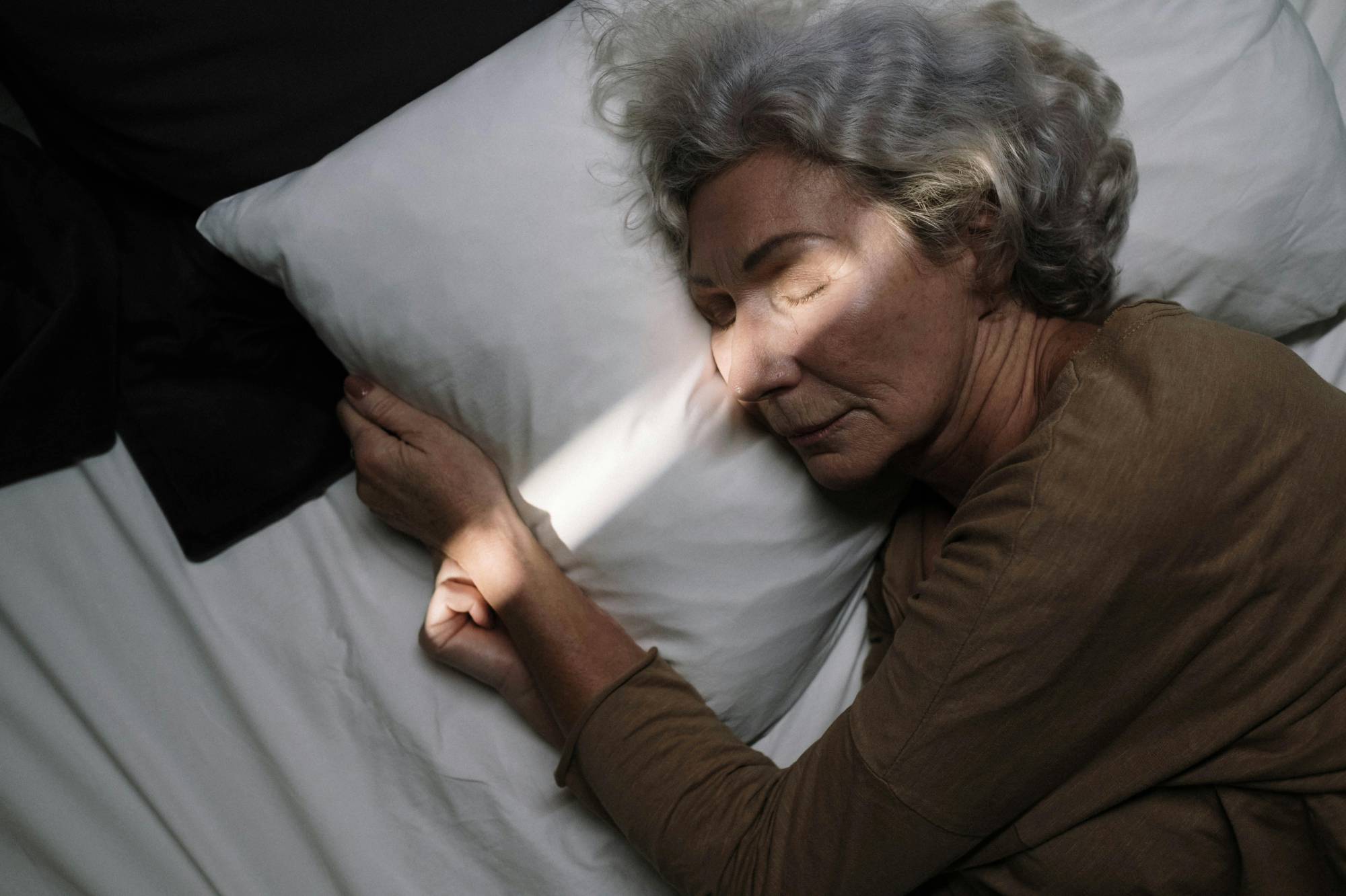 Alzheimer, se la fase del sonno Rem è troppo breve il rischio aumenta