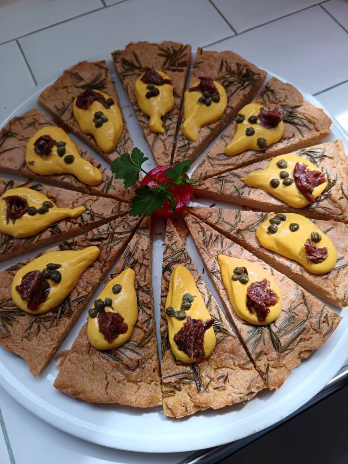 Crostini di farinata di ceci, aperitivo o antipasto?
