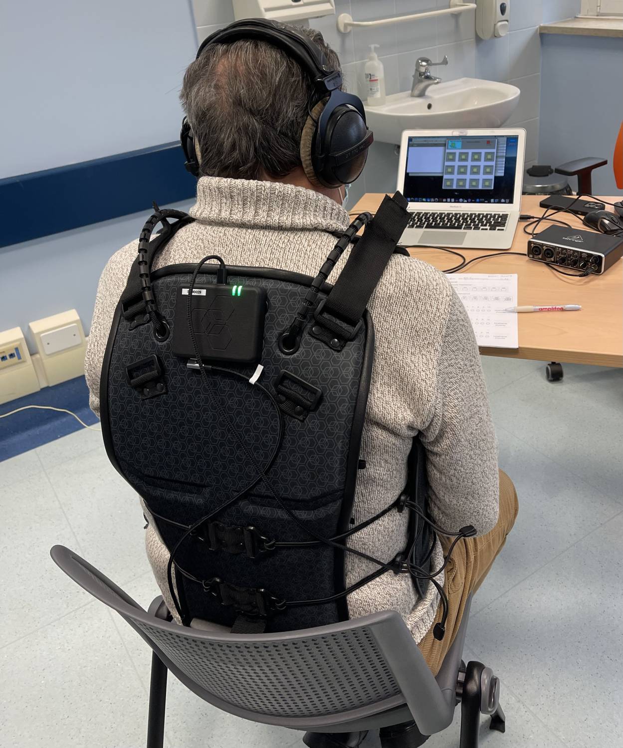 Gli stimoli tattili migliorano l’ascolto di chi ha deficit uditivi